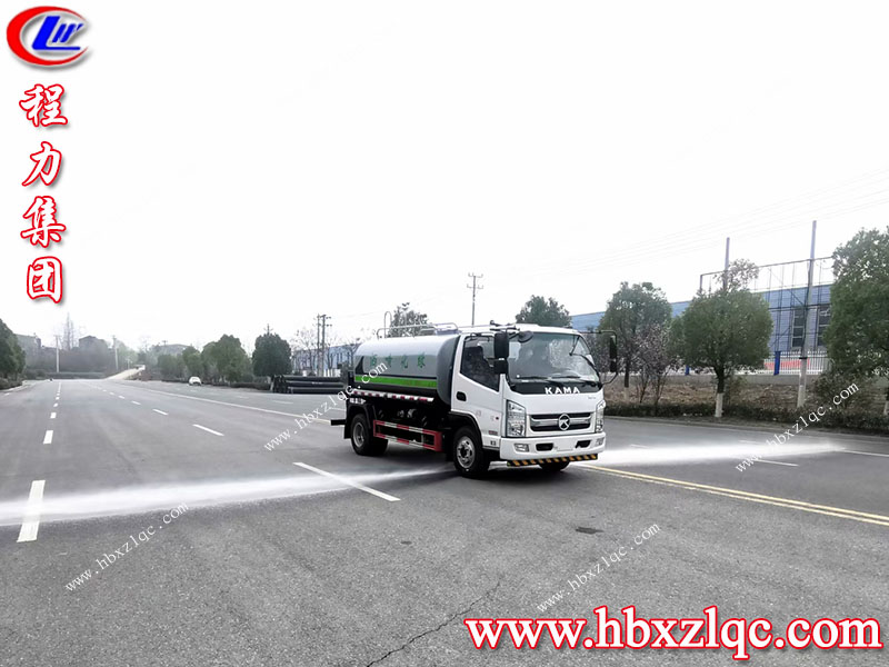 清明煙雨細(xì)——湖北程力凱馬6方灑水車風(fēng)雨不誤，在線試車。